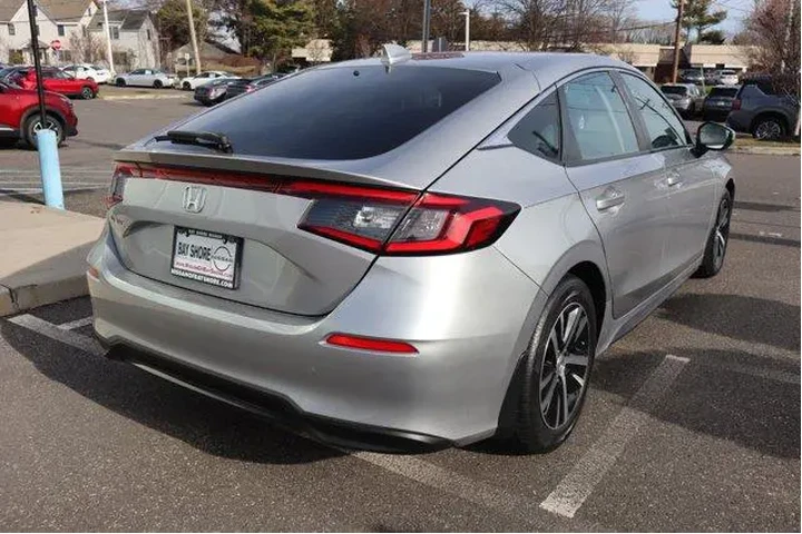 $21825 : Honda Civic 2024 LX 4dr Hatc image 6