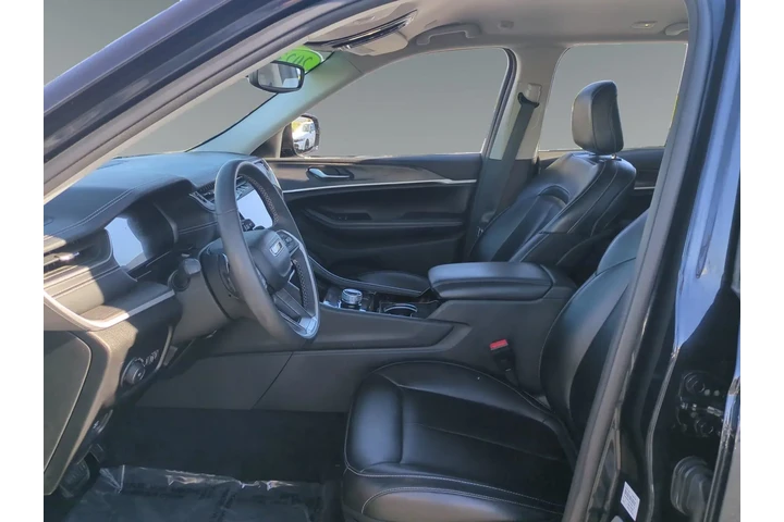 Jeep Grand Cherokee 2023 4x2 image 9