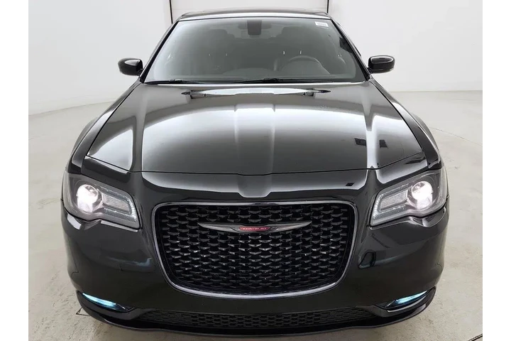 $27998 : Chrysler 300 2023 S V6 4dr S image 2
