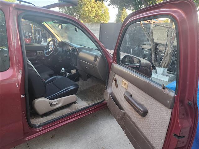 $5200 : Toyota tacoma image 3