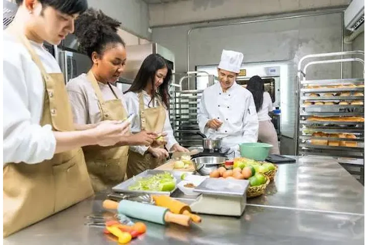 Cook and waited needed in LA image 1