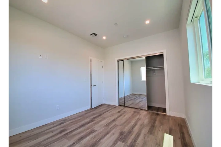 $2000 : Beautiful 2 Bedroom Apt in LA image 7