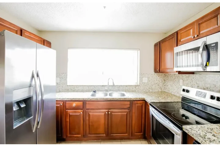 $2500 : 3 bedroom home in Miami image 3