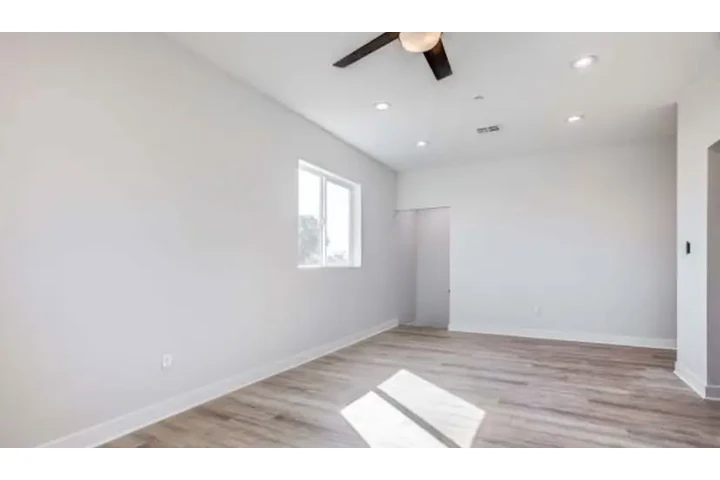 $1500 : Available 1Bed Apt in LA image 4