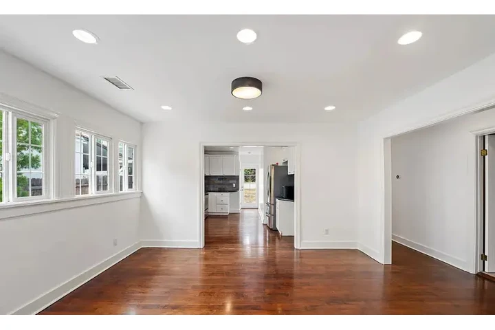 $2550 : 3 Bed Home in N Plymouth Blvd image 2