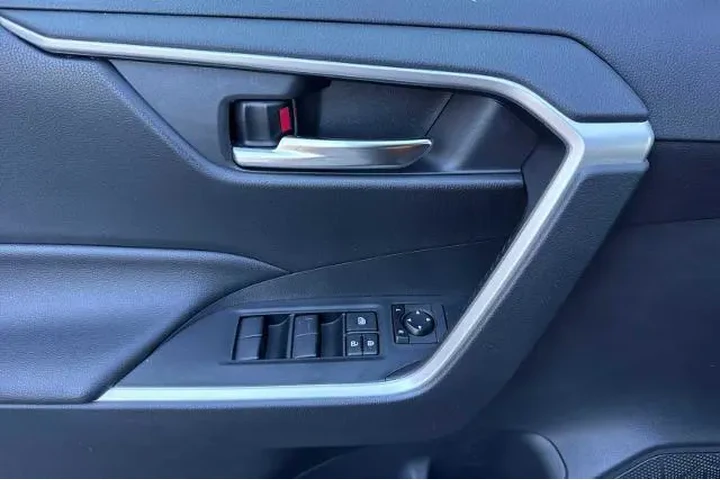 $27982 : Toyota RAV4 2020 AWD XLE 4dr image 8