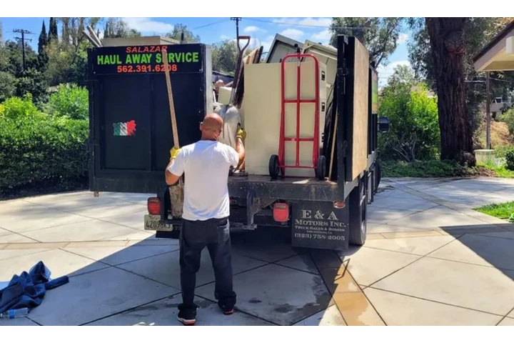 Haul Away Service image 2