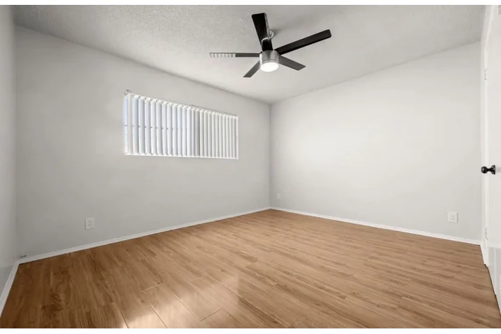 $1540 : Spacious 1 Bedroom Apt in LA image 7
