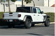 $31989 : Jeep Gladiator 2021 4x4 Moja thumbnail