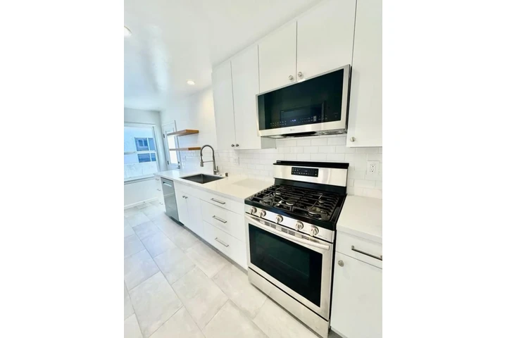 $2000 : 2 Bedroom House in Los Angeles image 4