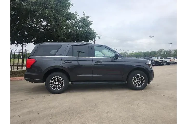 $39998 : Ford Expedition 2024 4x4 XLT image 2