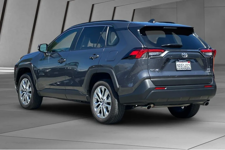 $36900 : Toyota RAV4 2024 AWD XLE Pre image 10