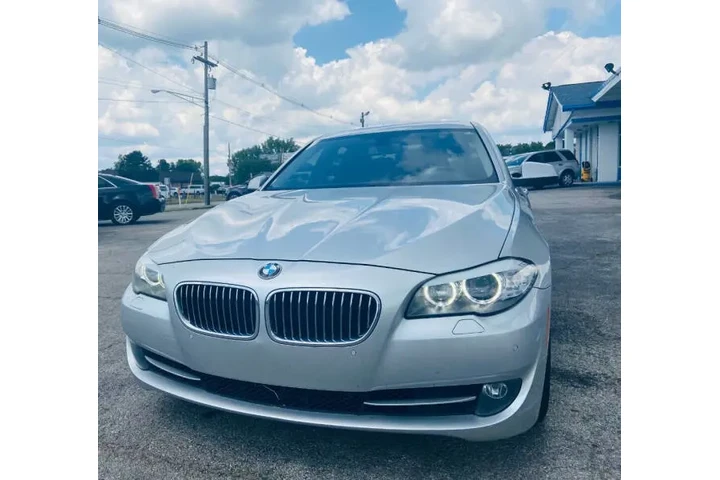 2013 BMW 5 Series 528i xDrive image 1