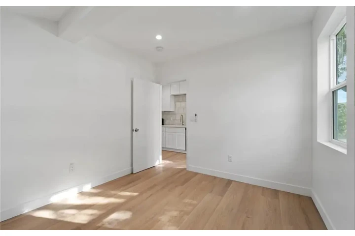 $2550 : Superb Single family home image 1