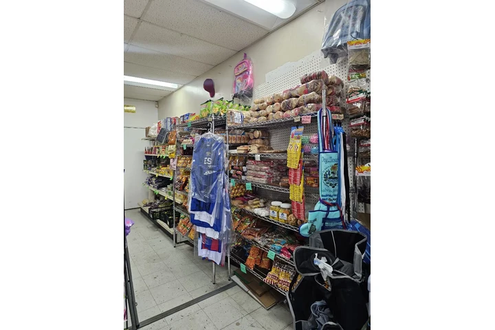 Gonzalez SV Mini Market image 3