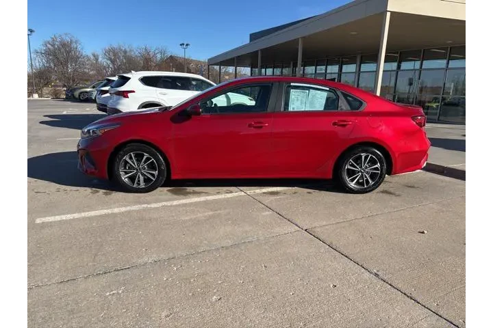 $17498 : Kia Forte 2024 LXS 4dr Sedan image 2