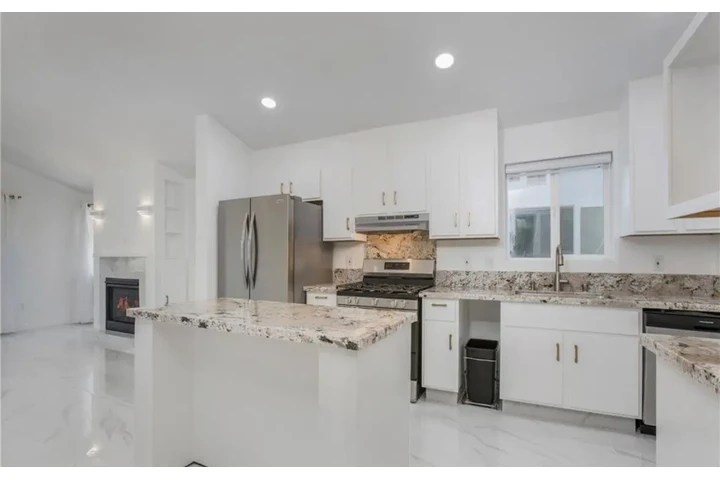 $2490 : 3 Bedroom Home Available in LA image 3