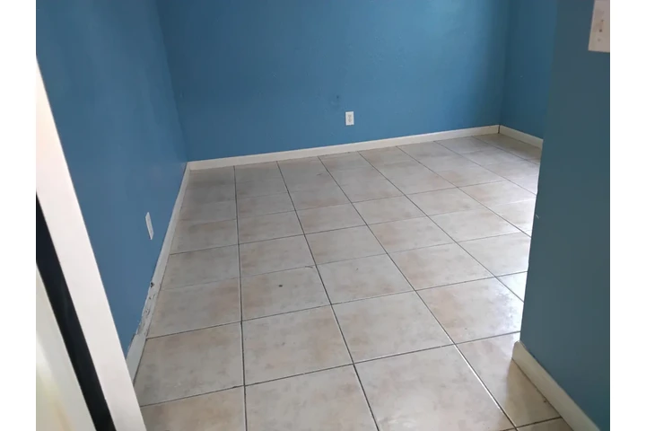 $1300 : Single propia entrada y baño image 3