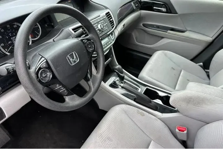 $15387 : Honda Accord 2016 LX 4dr Sed image 4