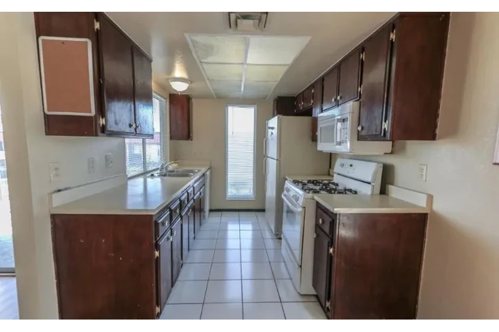 $1250 : Beautiful 3bed Apt in LV image 2
