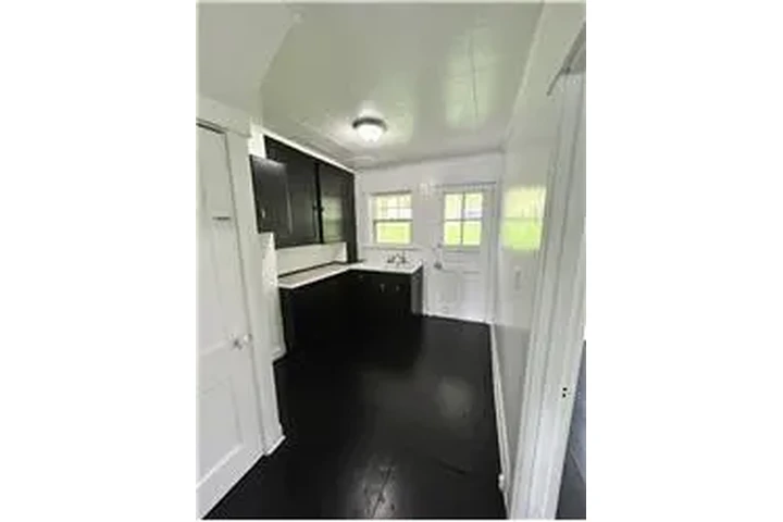 $695 : Rental property with 3 bedro image 6