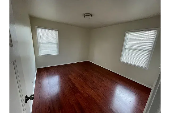 $800 : Beautiful Long Beach Home. Spa image 2
