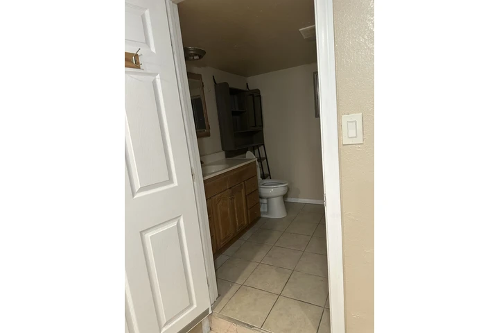 $950 : Se renta cuarto Chico image 2