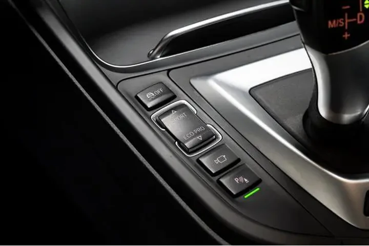 $14313 : BMW 3 Series 2017 330e iPerf image 10