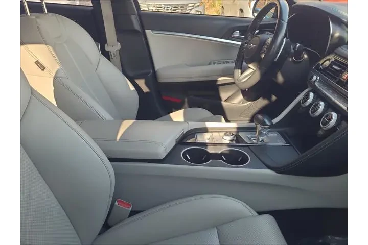 $27490 : Genesis G70 2022 2.0T 4dr Se image 6