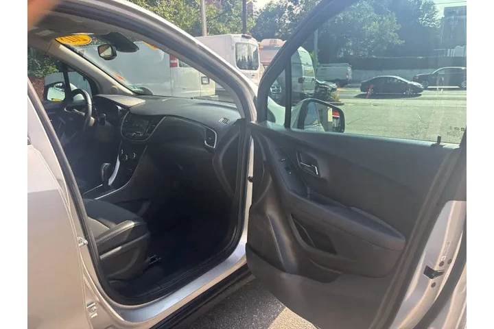 $12999 : 2018 Trax LT image 8