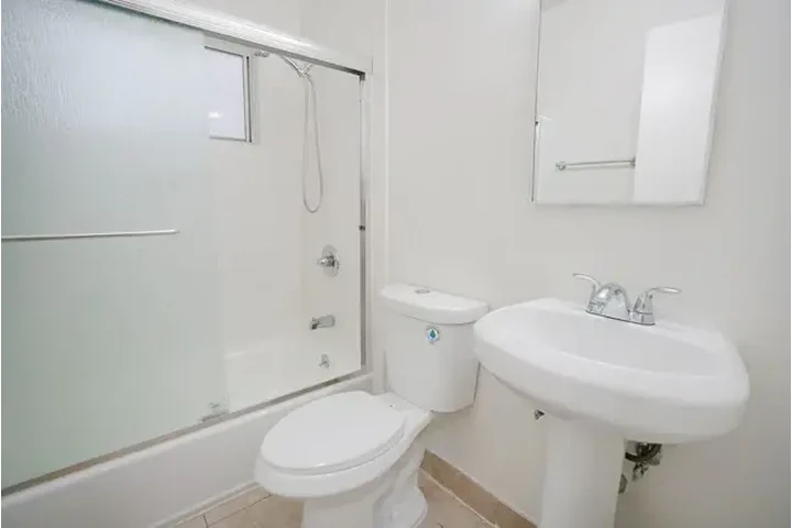 $1075 : 1H/1B amplio + parking inclu. image 6