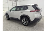 $21297 : Nissan Rogue 2023 SV 4dr Cro thumbnail