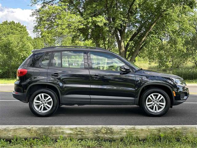 2016 Tiguan S image 10