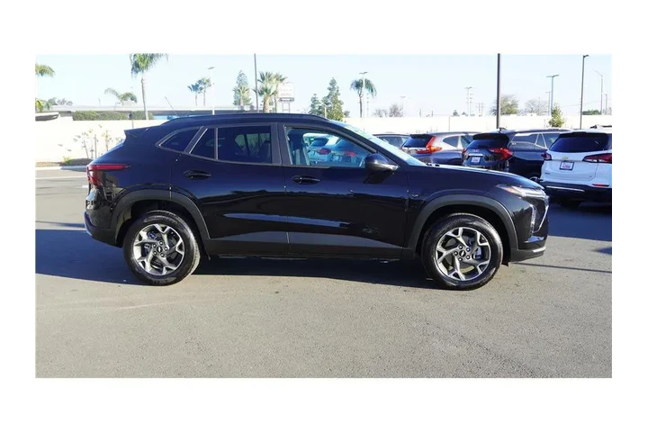 $21984 : 2025 Trax LT image 5