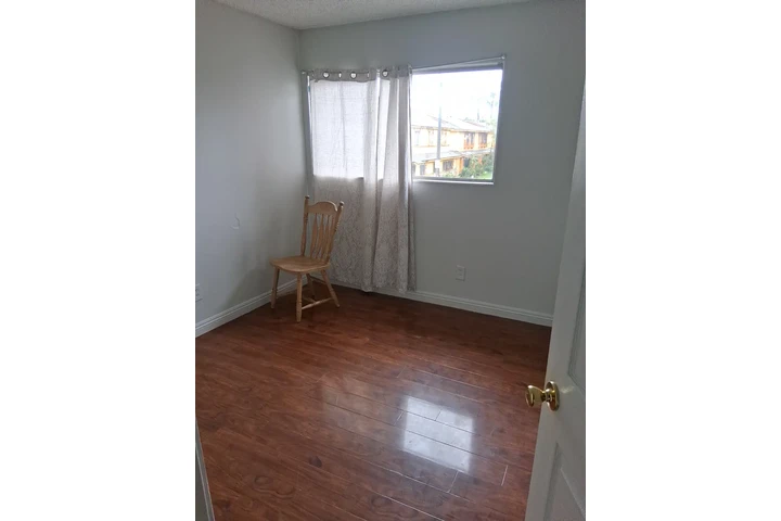 $775 : Se renta recamara en carson image 2