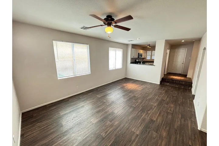 $1940 : This spacious home features la image 2