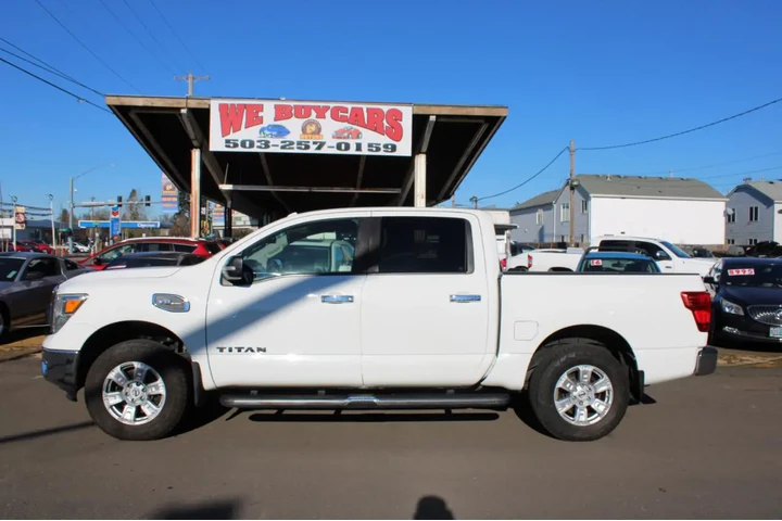 $20495 : 2017 Titan 4x4 Crew Cab SV image 3