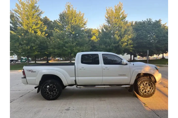 $15997 : 2011 Tacoma V6 image 10