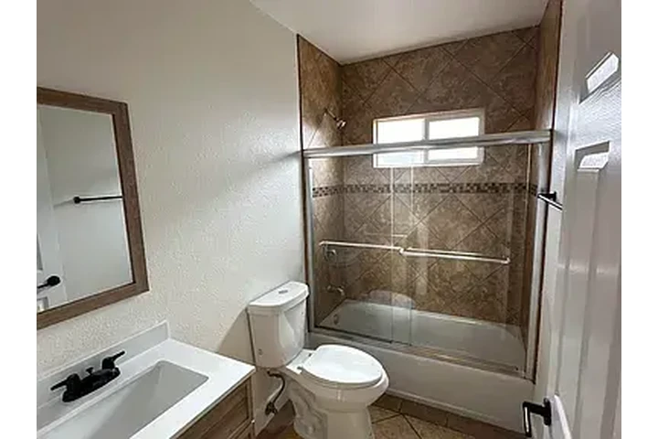 $950 : Modern 1BD 1BT available image 6