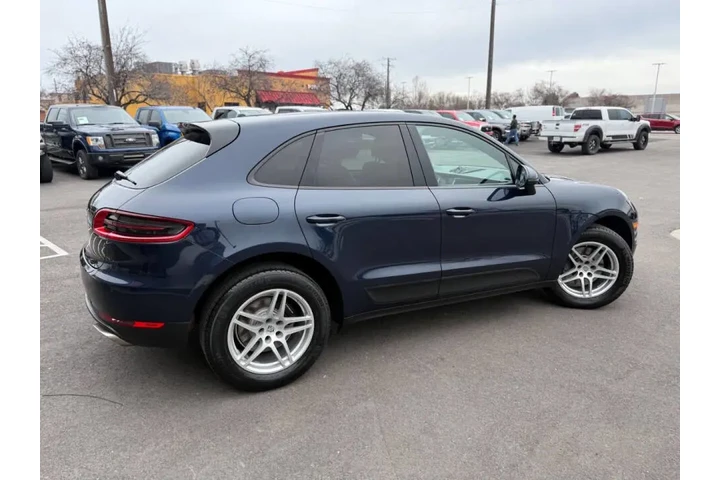 $21997 : 2018 Macan Base image 3