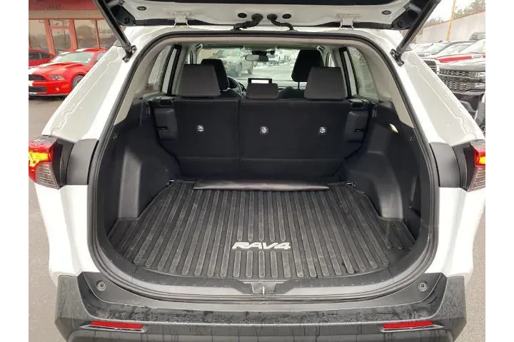 $32935 : Toyota RAV4 2023 AWD XLE 4dr image 10