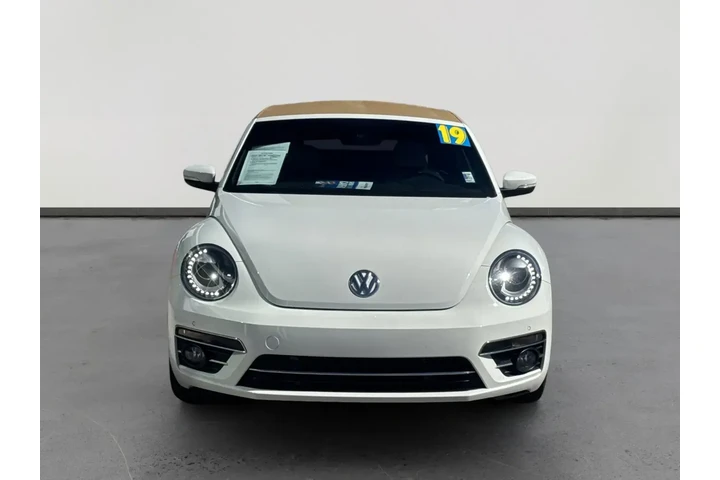 Volkswagen Beetle Convertibl image 2