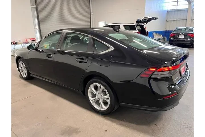 $23987 : Honda Accord 2023 LX 4dr Sed image 5