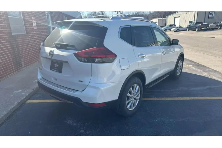 2017 NISSAN ROGUE image 4