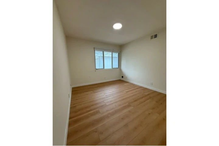 $2380 : 3 BED 2 BATH IN LOS ANGELES image 4