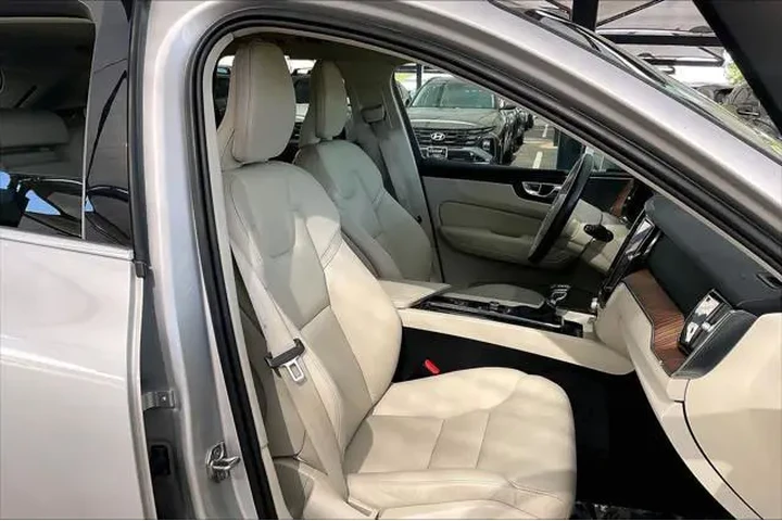 $15576 : Volvo XC60 2021 AWD T6 Momen image 9