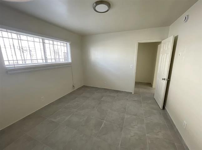 $1400 : 1 Bed Apartment in Koreatown image 9