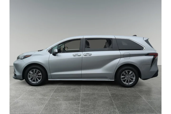 $39748 : Toyota Sienna 2024 LE 8-Pass image 2