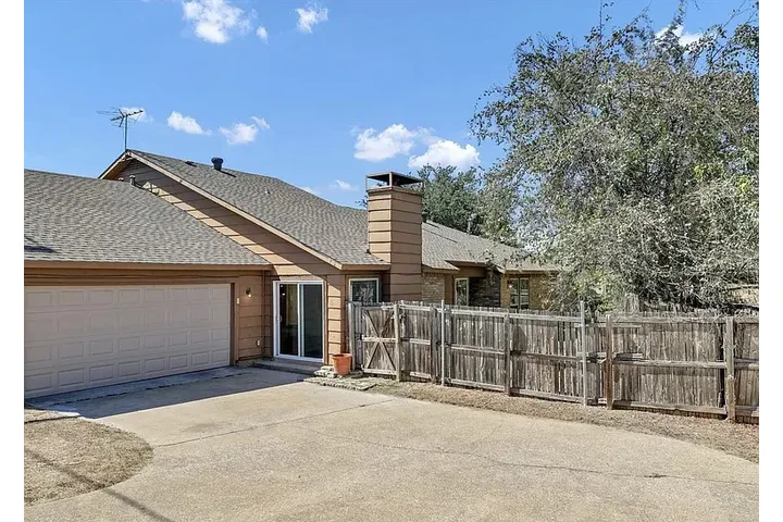 $1250 : HOME  FOR RENT IN DALLAS TX image 3