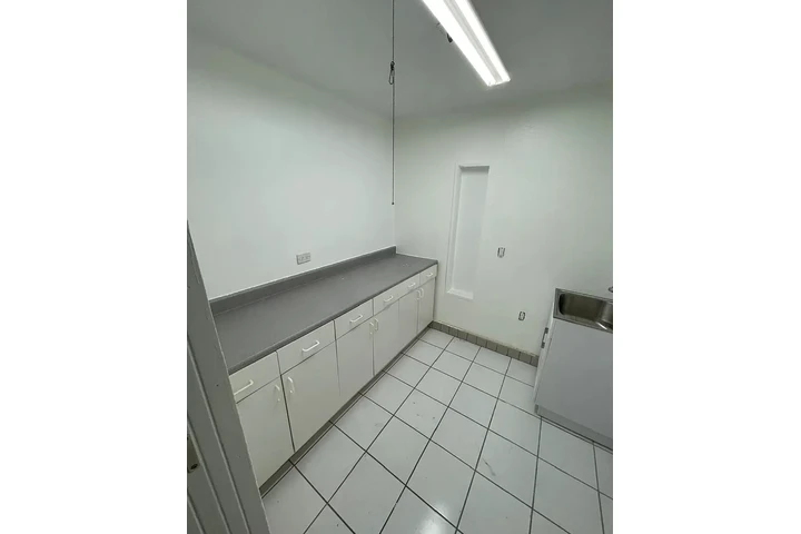 $2800 : 3 bedroom house available image 3